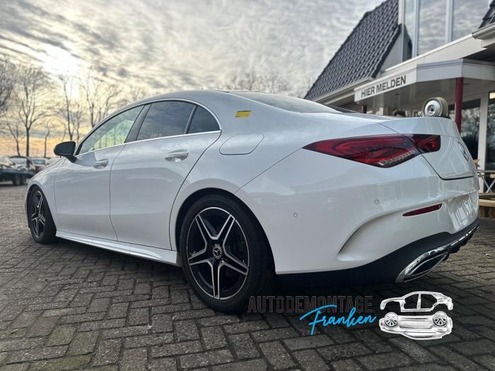 Achterlicht links van een Mercedes-Benz CLA (118.3) 1.3 CLA-200 Turbo 16V 2020