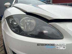 Gebruikte Rechter Koplamp Seat Leon (1P1) 1.4 TSI 16V Prijs op aanvraag aangeboden door Franken Autodemontage B.V.