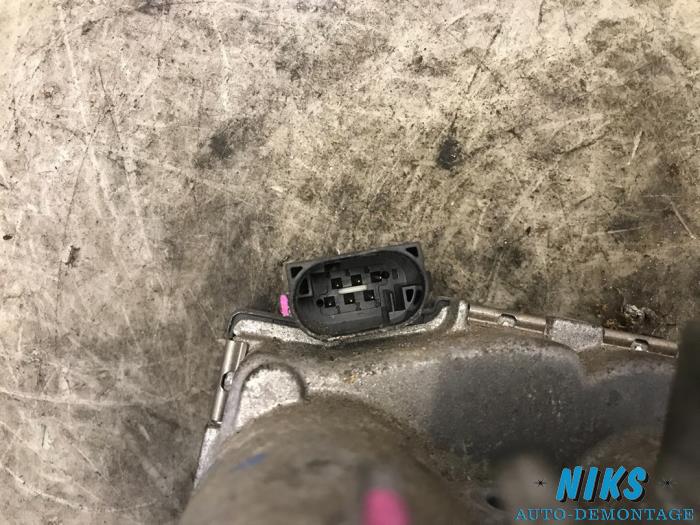 Gasklephuis van een Toyota Yaris II (P9) 1.0 12V VVT-i 2010