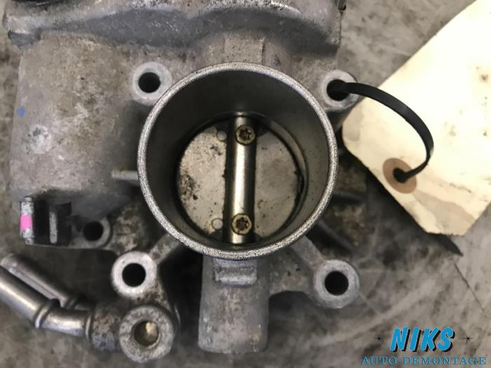 Gasklephuis van een Toyota Yaris II (P9) 1.0 12V VVT-i 2010