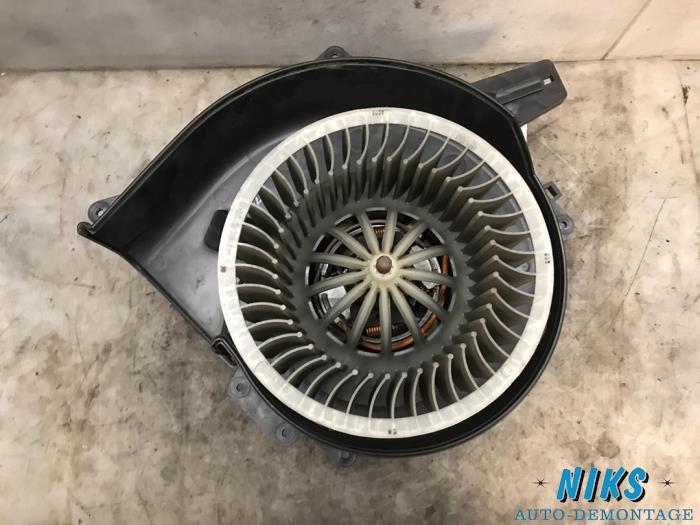 Kachel Ventilatiemotor van een Skoda Fabia (6Y5) 1.4i 16V 2004