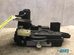 Gebruikte Slotmechaniek Portier 2Deurs links Opel Tigra Prijs op aanvraag aangeboden door Niks autodemontage