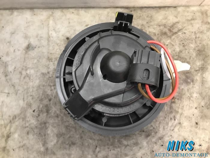 Kachel Ventilatiemotor van een Dacia Logan MCV III/Sandero Wagon (SD07) 0.9 TCe 90 12V 2017