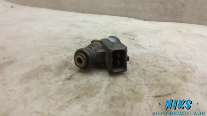 Injector (benzine injectie) van een Renault Clio II (BB/CB) 1.4 16V 2005