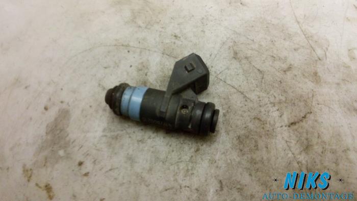 Injector (benzine injectie) van een Renault Clio II (BB/CB) 1.4 16V 2005