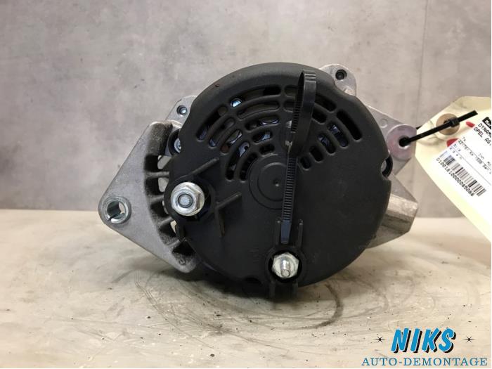 Dynamo van een Opel Astra G (F08/48) 1.6 16V 1999