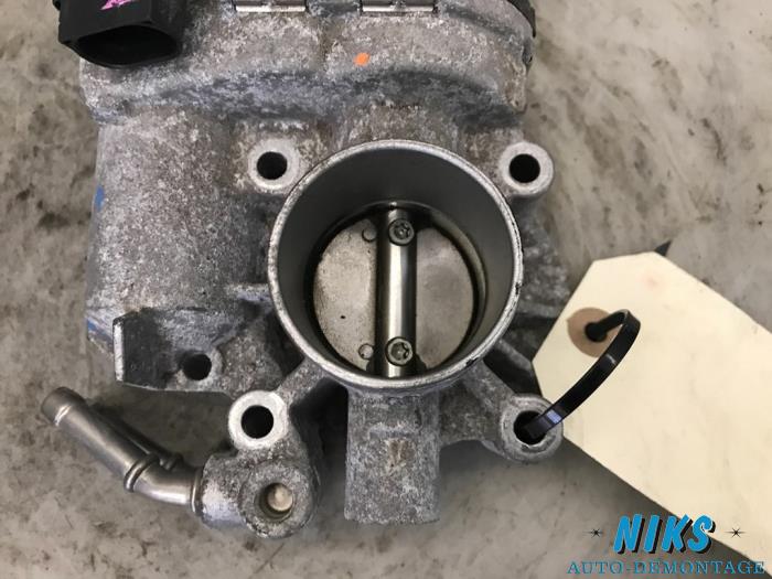 Gasklephuis van een Toyota Yaris III (P13) 1.0 12V VVT-i 2013