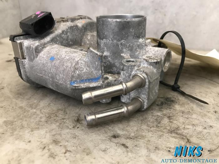 Gasklephuis van een Toyota Yaris III (P13) 1.0 12V VVT-i 2013