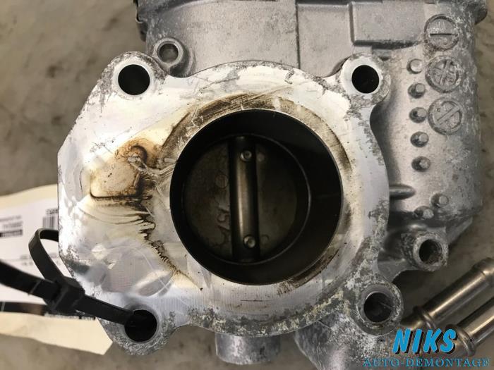 Gasklephuis van een Toyota Yaris III (P13) 1.0 12V VVT-i 2013