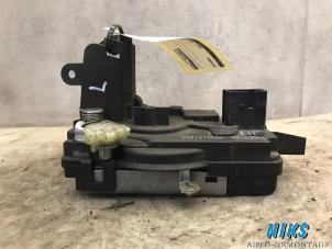 Gebruikte Slotmechaniek Portier 2Deurs links Opel Tigra Twin Top 1.8 16V Prijs op aanvraag aangeboden door Niks autodemontage