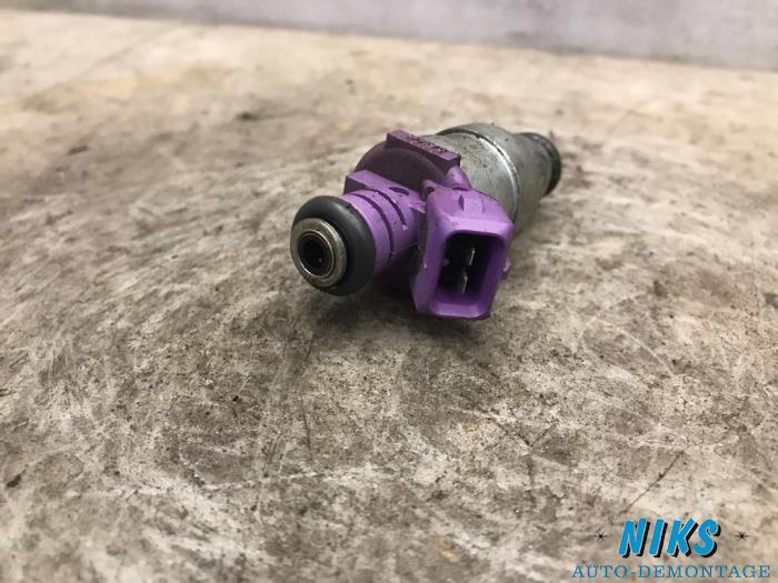 Injector (benzine injectie) van een Renault Twingo (C06) 1.2 2006