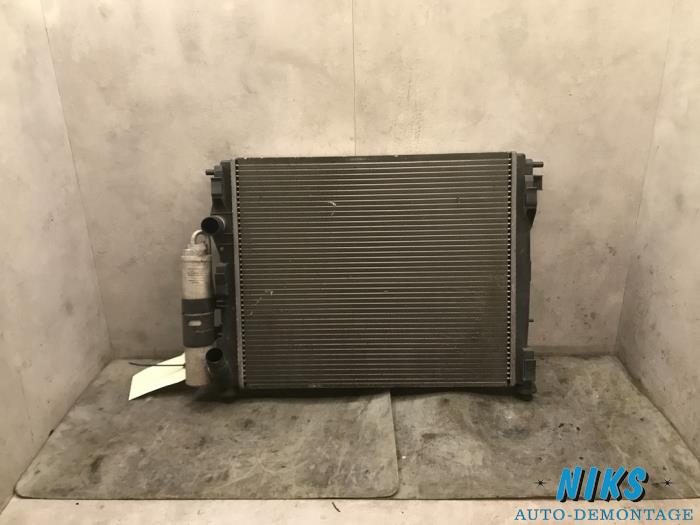 Gebruikte Radiateur Renault Clio II (BB/CB) 1.2 16V Prijs op aanvraag aangeboden door Niks autodemontage