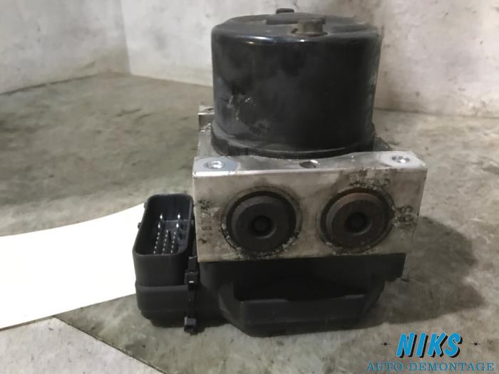 ABS Pomp van een Kia Sportage (JE) 2.0 CVVT 16V 4x2 2005