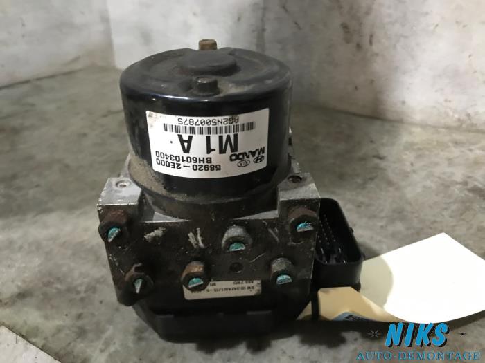 ABS Pomp van een Kia Sportage (JE) 2.0 CVVT 16V 4x2 2005