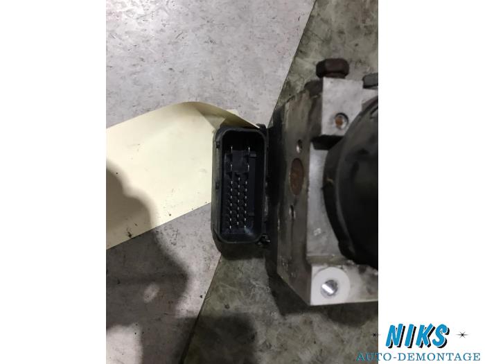 ABS Pomp van een Kia Sportage (JE) 2.0 CVVT 16V 4x2 2005