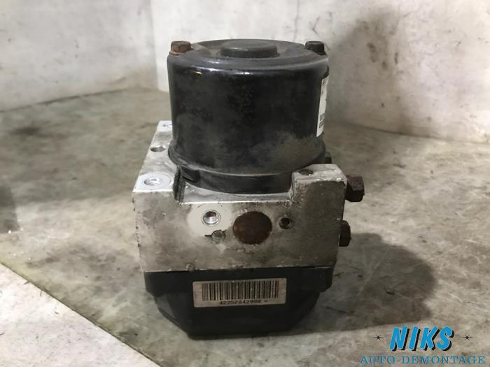 ABS Pomp van een Kia Sportage (JE) 2.0 CVVT 16V 4x2 2005