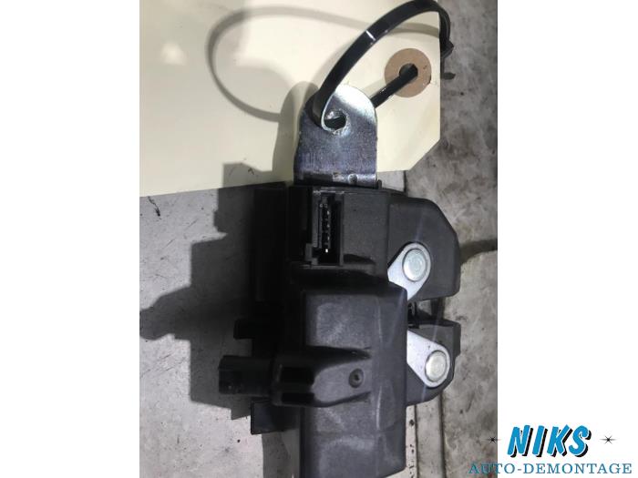 Slotmechaniek Kofferdeksel van een Opel Meriva 1.4 16V Ecotec 2010
