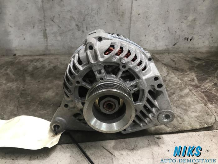 Gebruikte Dynamo Volkswagen Passat Variant (3B5) 1.6 Prijs op aanvraag aangeboden door Niks autodemontage