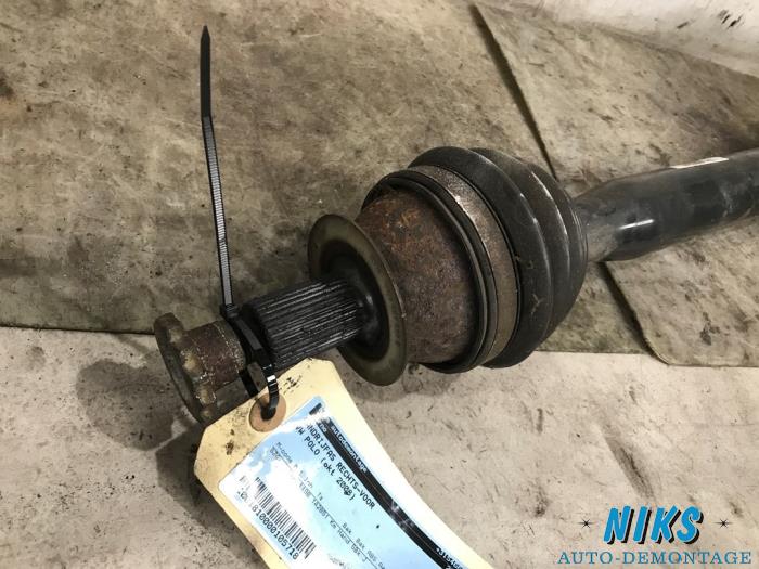 Aandrijfas rechts-voor van een Volkswagen Polo IV (9N1/2/3) 1.2 12V 2008