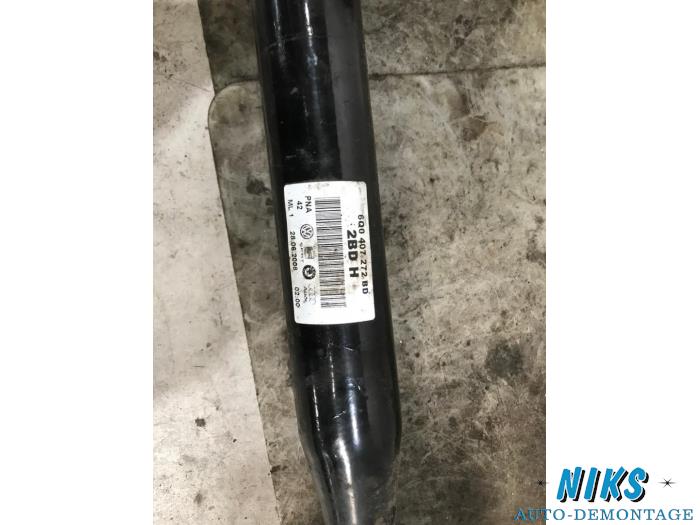 Aandrijfas rechts-voor van een Volkswagen Polo IV (9N1/2/3) 1.2 12V 2008