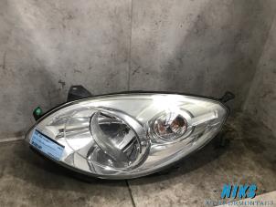 Gebruikte Koplamp links Renault Twingo II (CN) 1.2 Prijs op aanvraag aangeboden door Niks autodemontage