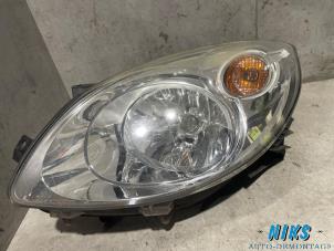 Gebruikte Koplamp links Renault Twingo II (CN) 1.2 Prijs op aanvraag aangeboden door Niks autodemontage