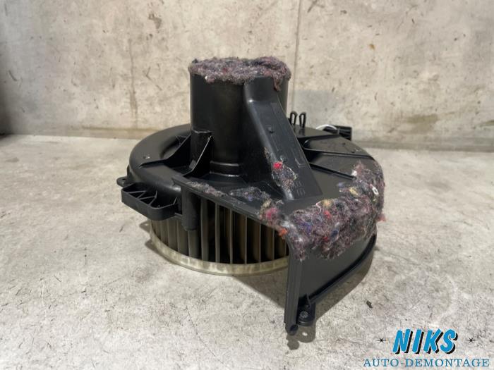 Kachel Ventilatiemotor van een Skoda Fabia II (5J) 1.2i 12V 2010