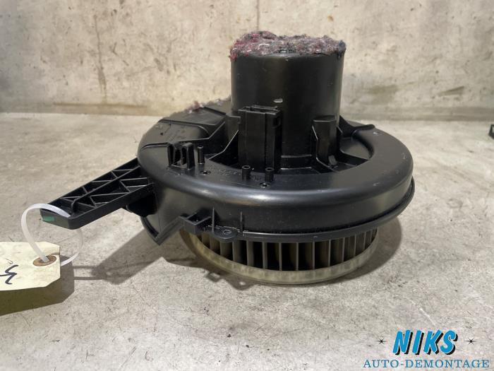 Kachel Ventilatiemotor van een Skoda Fabia II (5J) 1.2i 12V 2010
