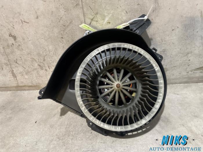 Kachel Ventilatiemotor van een Skoda Fabia II (5J) 1.2i 12V 2010