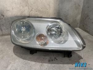 Gebruikte Koplamp rechts Volkswagen Caddy III (2KA,2KH,2CA,2CH) 2.0 SDI Prijs op aanvraag aangeboden door Niks autodemontage