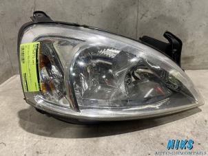 Gebruikte Rechter Koplamp Opel Corsa C (F08/68) 1.2 16V Twin Port Prijs op aanvraag aangeboden door Niks autodemontage