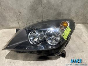 Gebruikte Linker Koplamp Opel Astra H (L48) 1.8 16V Prijs op aanvraag aangeboden door Niks autodemontage