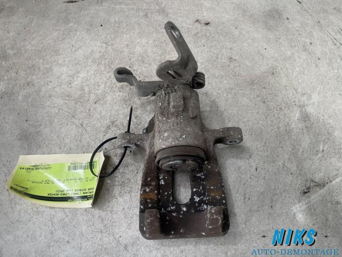 Remklauw (Tang) links-achter van een Skoda Octavia Combi (5EAC) 2.0 TDI GreenTec 16V 2013