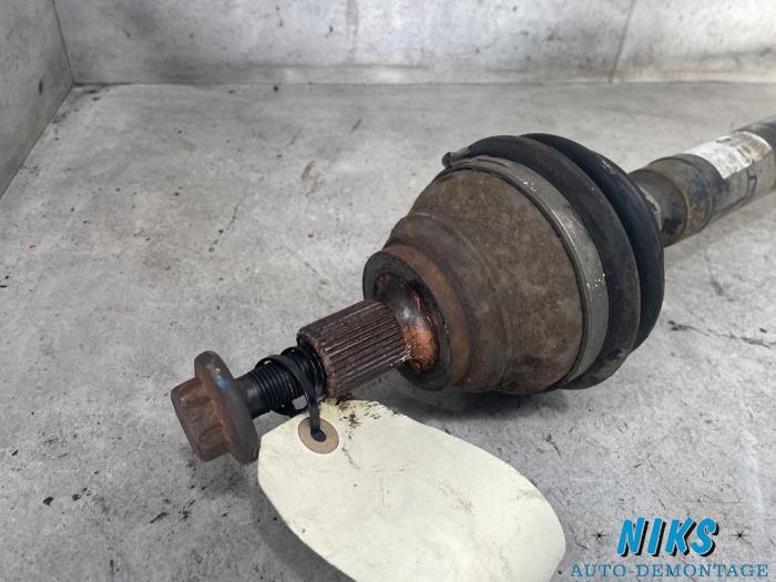 Aandrijfas rechts-voor van een Volkswagen Caddy III (2KA,2KH,2CA,2CH) 1.9 TDI 2010