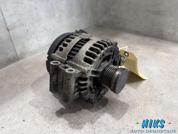 Gebruikte Dynamo BMW 5 serie (E60) 523i 24V Prijs op aanvraag aangeboden door Niks autodemontage