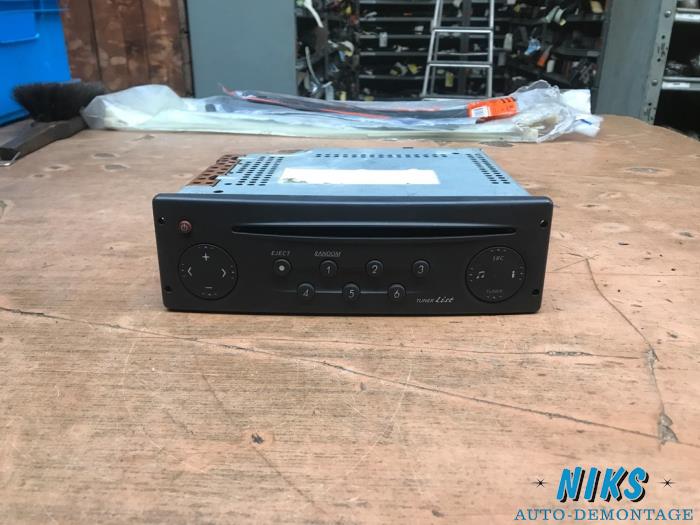 CD Speler van een Renault Laguna II Grandtour (KG) 2.2 dCi 150 16V 2003