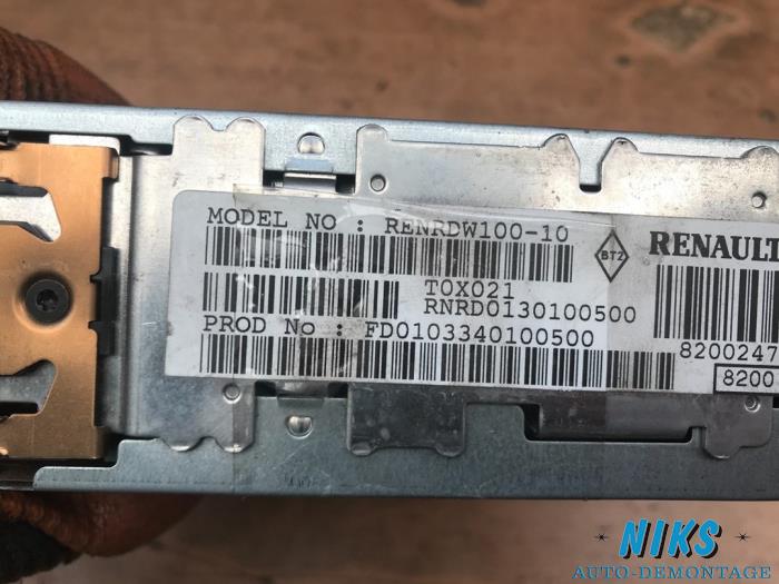 CD Speler van een Renault Laguna II Grandtour (KG) 2.2 dCi 150 16V 2003