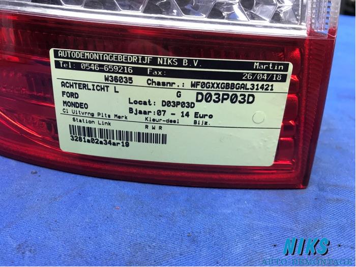 Achterlicht links van een Ford Mondeo IV 2.0 TDCi 140 16V 2010