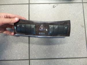 Gebruikte Schakelaar Mercedes CLK (C209) 2.2 220 CDI 16V Prijs € 40,00 Margeregeling aangeboden door Autosloopbedrijf H.C.Stouten