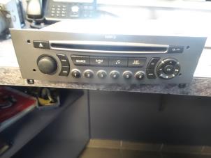 Gebruikte Radio CD Speler Peugeot 308 SW (4E/H) 1.6 HDiF 16V Prijs € 60,00 Margeregeling aangeboden door Autosloopbedrijf H.C.Stouten