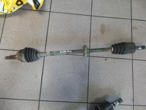 Gebruikte Aandrijfas rechts-voor Kia Rio (DC22/24) 1.3 Prijs € 50,00 Margeregeling aangeboden door Autosloopbedrijf H.C.Stouten