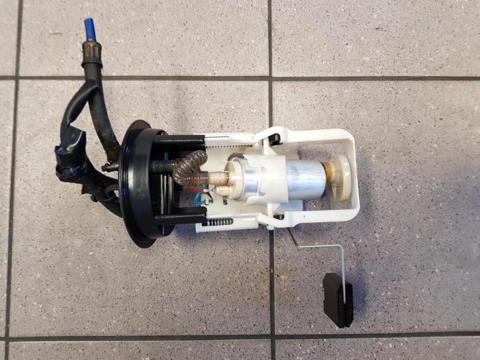 Gebruikte Tank element Pomp BMW 3 serie (E46/4) 320d 16V Prijs € 40,00 Margeregeling aangeboden door Autosloopbedrijf H.C.Stouten