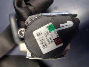 Gebruikte Veiligheidsgordel rechts-voor Mitsubishi Colt (Z2/Z3) 1.5 DI-D 12V HP Prijs € 40,00 Margeregeling aangeboden door Autosloopbedrijf H.C.Stouten
