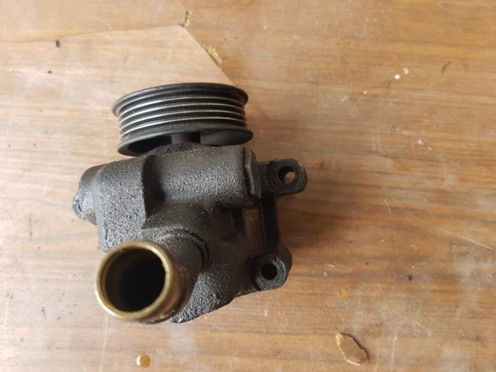 Gebruikte Pomp Servo Ford Fiesta 5 (JD/JH) 1.25 16V Prijs € 50,00 Margeregeling aangeboden door Autosloopbedrijf H.C.Stouten