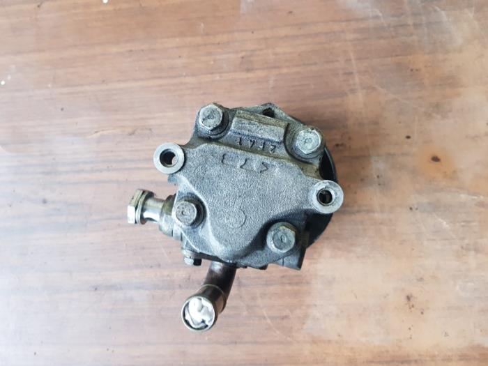 Gebruikte Pomp Servo Volkswagen Golf IV (1J1) 1.6 FSI 16V Prijs € 50,00 Margeregeling aangeboden door Autosloopbedrijf H.C.Stouten