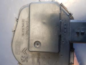 Gebruikte Gasklephuis Ford Fiesta 6 (JA8) 1.6 TDCi 16V ECOnetic Prijs € 30,00 Margeregeling aangeboden door Autosloopbedrijf H.C.Stouten