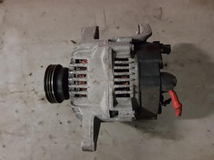 Gebruikte Dynamo Renault Clio II (BB/CB) 1.6 Autom. Prijs € 30,00 Margeregeling aangeboden door Autosloopbedrijf H.C.Stouten