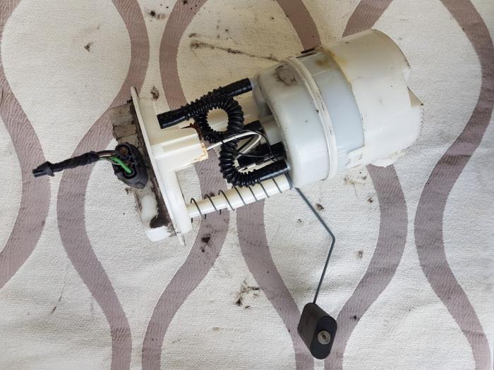 Gebruikte Tank element Pomp Renault Clio III Estate/Grandtour (KR) 1.2 16V TCE 100 Prijs € 40,00 Margeregeling aangeboden door Autosloopbedrijf H.C.Stouten