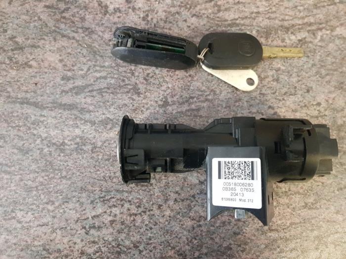 Gebruikte Kontaktslot + computer Fiat Panda (312) 0.9 TwinAir Turbo CNG Prijs € 135,00 Margeregeling aangeboden door Autosloopbedrijf H.C.Stouten