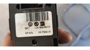 Gebruikte Elektrisch Raam Schakelaar Volkswagen Golf IV (1J1) 1.6 16V Prijs € 30,00 Margeregeling aangeboden door Autosloopbedrijf H.C.Stouten